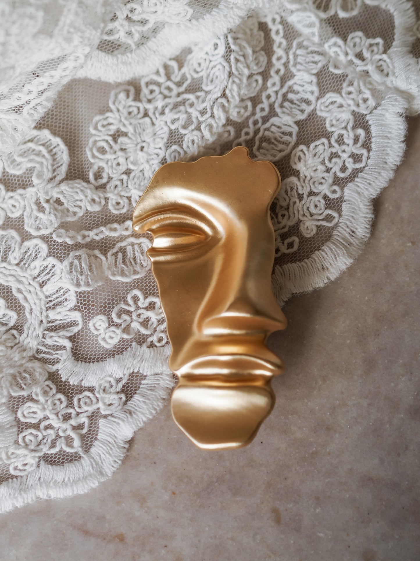 Broche Golden Muse